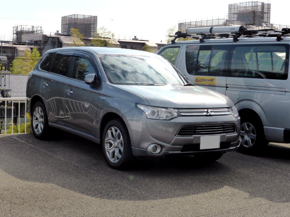 Mitsubishi OUTLANDER PLUG-IN HYBRID EV front