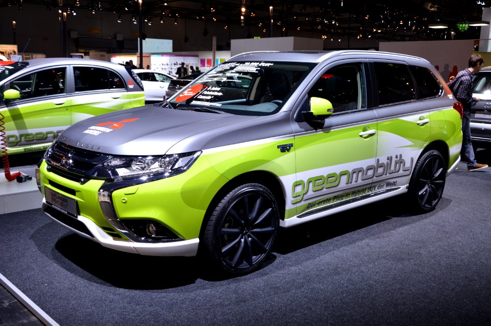 Mitsubishi Plug-In Hybrid Outlander 2.0 4WD. Spielvogel
