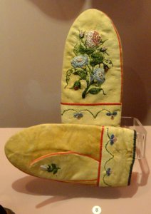 Mittens, Montagnais, collected in southern Quebec in 1892 - Native American collection - Peabody Museum, Harvard University - DSC05465