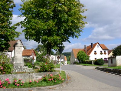 Mittelramstadt (4) Ortsmitte mit Kriegerdenkmal
