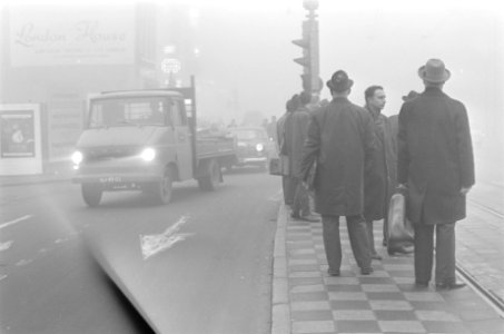 Mist in Amsterdam, verkeer rijdend met groot licht, Bestanddeelnr 919-8560