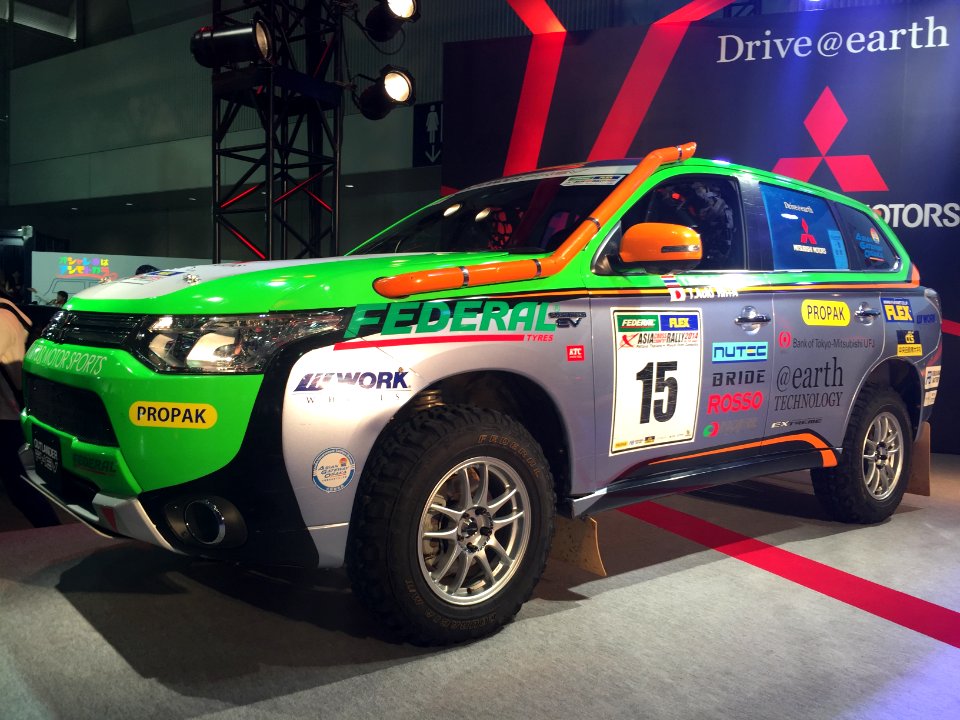 Mitsubishi Outlander PHEV Asia Cross Country Rally side - Tokyo Auto Salon 2015