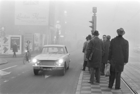 Mist in Amsterdam, verkeer rijdend met groot licht, Bestanddeelnr 919-8559