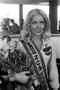 Miss Tourisme Internationaal Marijke van der Hout op Schiphol, Bestanddeelnr 925-8617