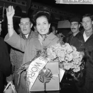 Miss World Rina Lodders weer thuis met de prijs en zilveren globe, Bestanddeelnr 914-4980