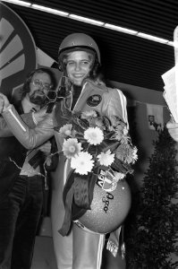 Miss Motor 74 verkiezing in RAI Manja Vogelaar (Miss Motor 74) met gouden helm, Bestanddeelnr 927-0805