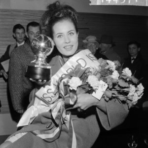 Miss World Rina Lodders weer thuis met de prijs en zilveren globe, Bestanddeelnr 914-4971