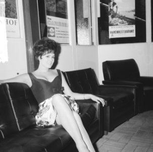 Miss World Ann Sidney bij aankomst op Schiphol in verband met de Engelse week, A, Bestanddeelnr 917-7668