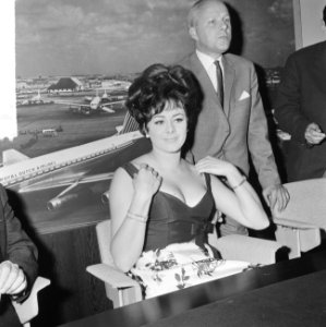 Miss World Ann Sidney bij aankomst op Schiphol in verbandmet de Engelse week, Bestanddeelnr 917-7665