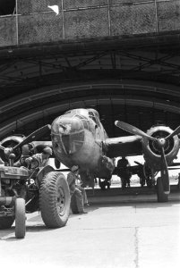 Mitchell B-25 bommenwerper wordt uit de hangar gereden, Bestanddeelnr 156-2-1