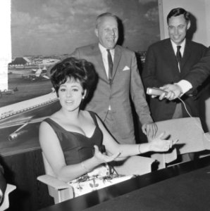 Miss World Ann Sidney bij aankomst op Schiphol in verband met de Engelse week, A, Bestanddeelnr 917-7670