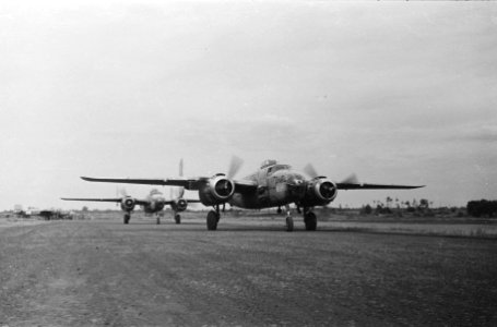 Mitchell B-25 bommenwerpers op vliegveld Kemajoran, Bestanddeelnr 171-2-6