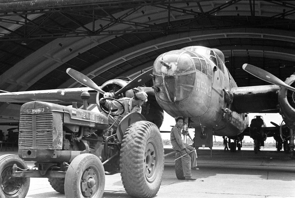 Mitchell B-25 bommenwerper wordt uit de hangar gereden, Bestanddeelnr 156-1-6