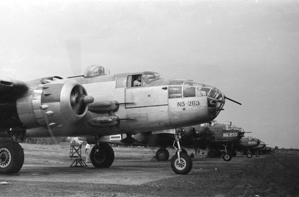Mitchell B-25 bommenwerpers op vliegveld Kemajoran, Bestanddeelnr 171-2-5