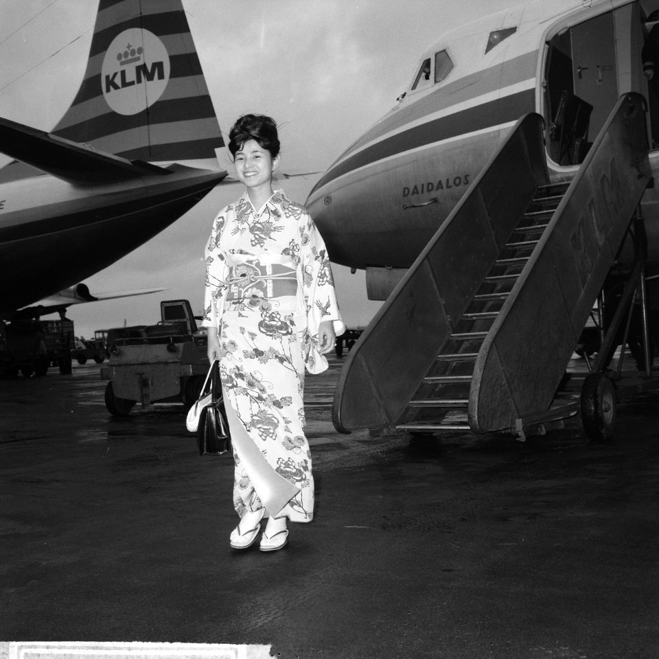 Miss Tokio , Joemiko Nakasaki voor een bezoek in ons land in kymono op Schiphol, Bestanddeelnr 916-3229