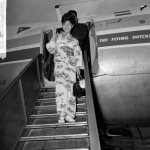 Miss Tokio , Joemiko Nakasaki voor een bezoek in ons land in kymono op Schiphol, Bestanddeelnr 916-3228