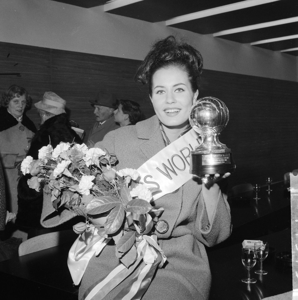 Miss World Rina Lodders weer thuis met de prijs en zilveren globe, Bestanddeelnr 914-4973