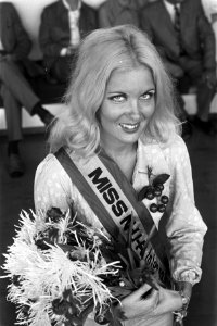 Miss Tourisme Internationaal Marijke van der Hout op Schiphol, Bestanddeelnr 925-8616