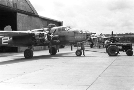 Mitchell B-25 bommenwerper wordt uit de hangar gereden, Bestanddeelnr 156-1-5