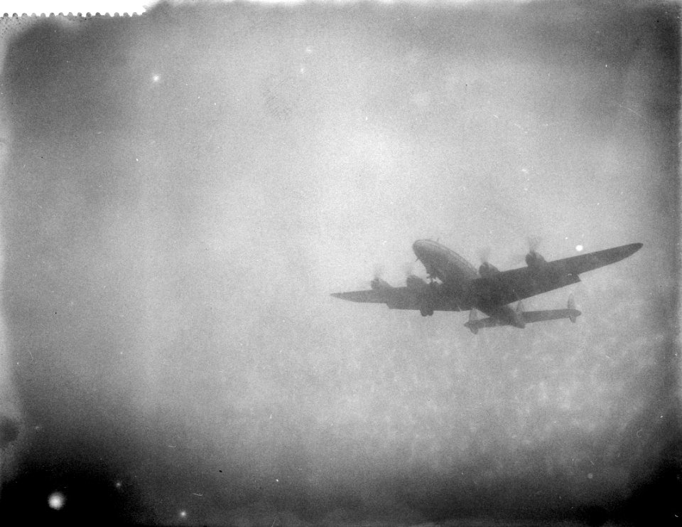 Mist op Schiphol (vliegtuig in mist omhoog), Bestanddeelnr 910-1604