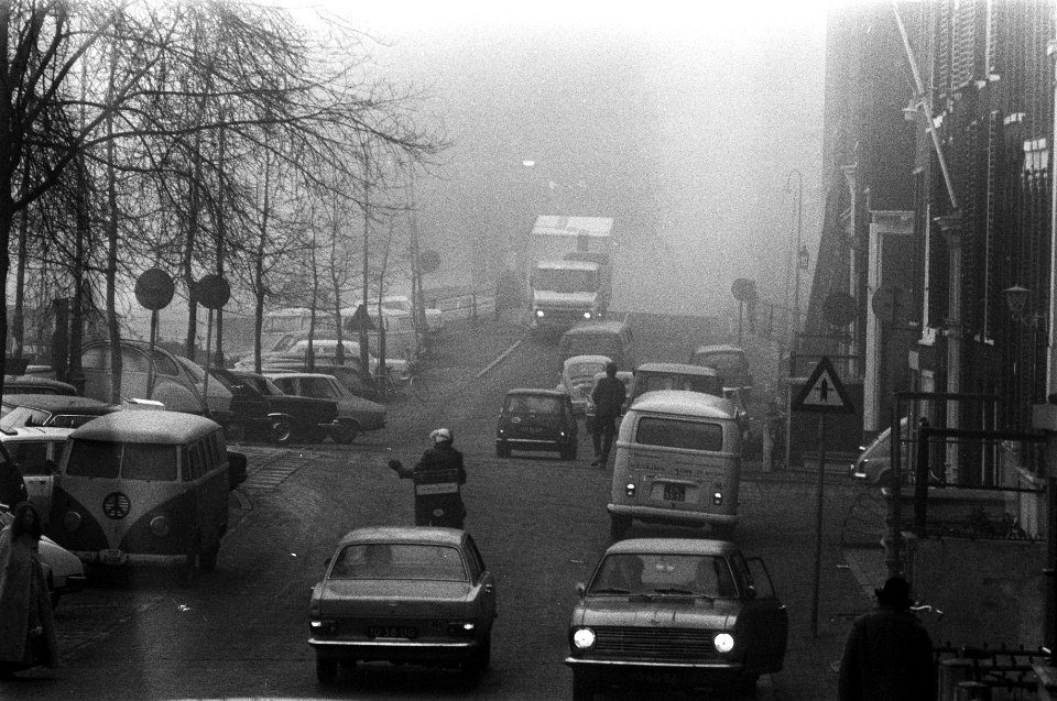 Mist, autos in de mist in Amsterdam, Bestanddeelnr 926-1372