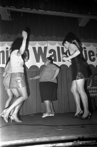 Miss Walletje 68 gekozen. Miss Leen met bloemen in Roothaanhuis, Bestanddeelnr 921-4471