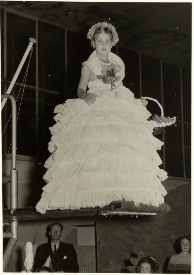 Miss Sportfondsenbad gereed om in het diepe te springen i.v.m. het 15-jarig bestaan van het bad in 1950. NL-HlmNHA 54004500