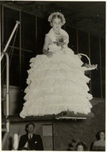 Miss Sportfondsenbad gereed om in het diepe te springen i.v.m. het 15-jarig bestaan van het bad in 1950. NL-HlmNHA 54004500