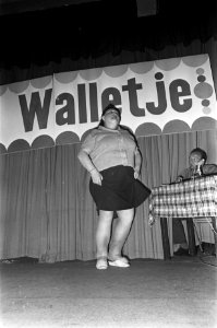 Miss Walletje 68 gekozen. Miss Leen met bloemen in Roothaanhuis, Bestanddeelnr 921-4474