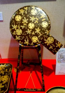 Mirror stand, wedding item of Yo-hime, daughter of 11th Tokugawa Shogun Ienari married to Maeda Nariyasu, maki-e lacquer - Exhibition Room - Shinise Kinenkan Museum - Nagamachi - Kanazawa, Japan - DSC00263
