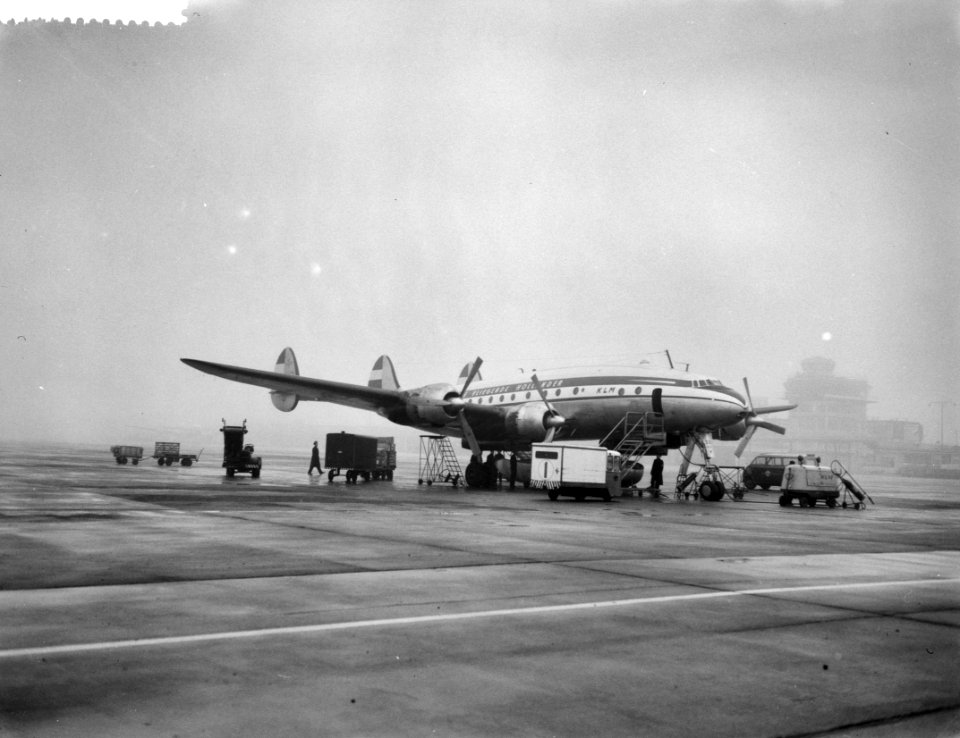 Mist op Schiphol (vliegtuig in mist omhoog), Bestanddeelnr 910-1605