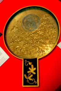 Mirror, wedding item of Yo-hime, daughter of 11th Tokugawa Shogun Ienari married to Maeda Nariyasu, bronze, maki-e lacquer - Exhibition Room - Shinise Kinenkan Museum - Nagamachi - Kanazawa, Japan - DSC00267