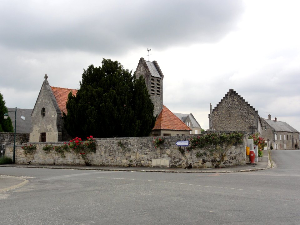 Missy-aux-Bois (Aisne) pignons à échelons de l'église et des maisons