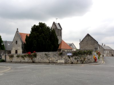 Missy-aux-Bois (Aisne) pignons à échelons de l'église et des maisons