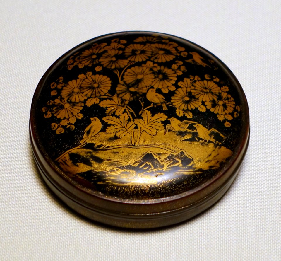 Mirror box with chrysanthemum design, Muromachi period, 1400s AD, maki-e lacquer - Tokyo National Museum - Ueno Park, Tokyo, Japan - DSC08730