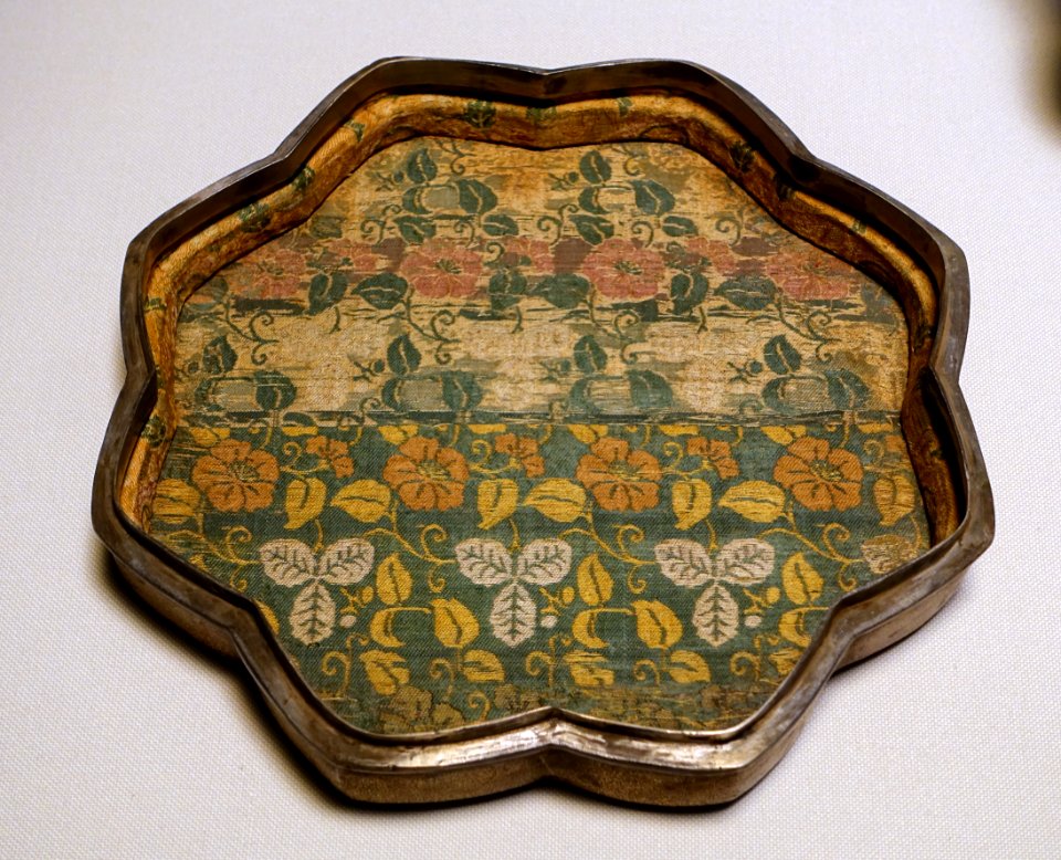 Mirror box with Mount Penglai, Atsuta Jingu, Aichi, Japan, Muromachi period, 1400s AD, maki-e lacquer - Tokyo National Museum - Tokyo, Japan - DSC08860