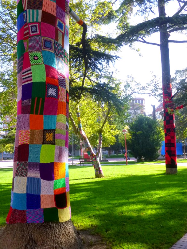 Miranda de Ebro - Yarn bombing en el Parque Antonio Machado 05