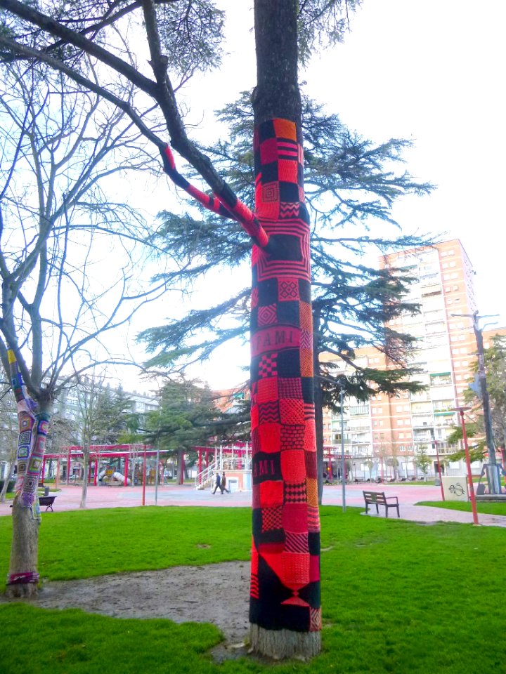 Miranda de Ebro - Yarn bombing en el Parque Antonio Machado 10