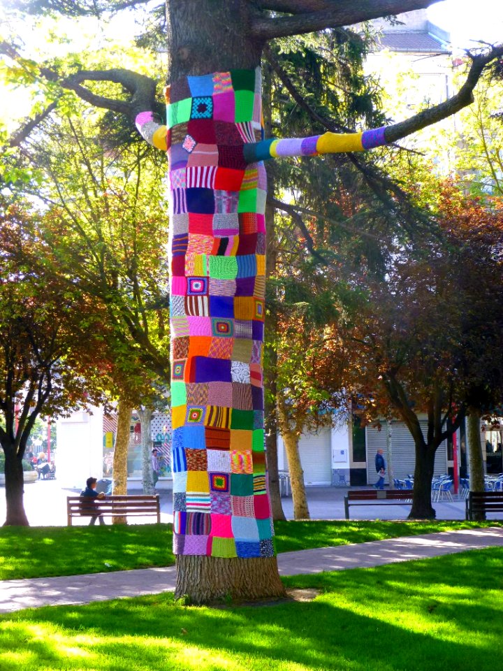 Miranda de Ebro - Yarn bombing en el Parque Antonio Machado 09