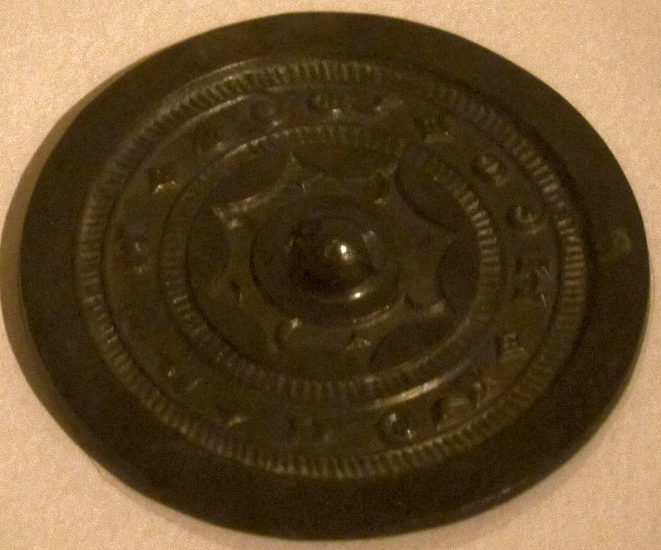 Mirror with continuous arc design, Western Han dynasty, bronze, Honolulu Museum of Art, III