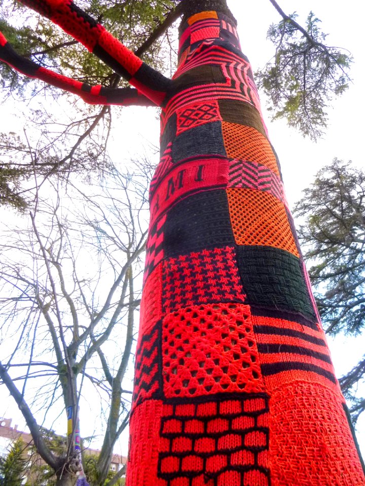 Miranda de Ebro - Yarn bombing en el Parque Antonio Machado 11