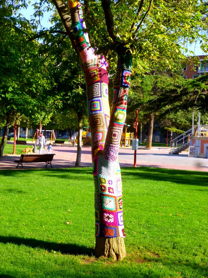 Miranda de Ebro - Yarn bombing en el Parque Antonio Machado 08