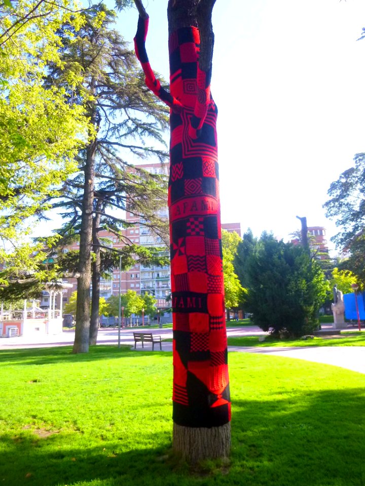 Miranda de Ebro - Yarn bombing en el Parque Antonio Machado 07