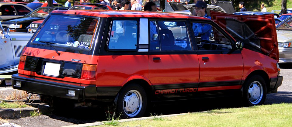Mitsubishi Chariot MR rear