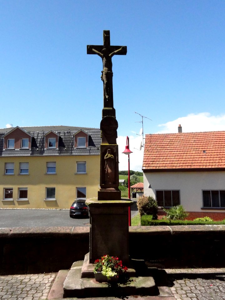 Mittelbronn (Moselle) calvaire parvis de l'église