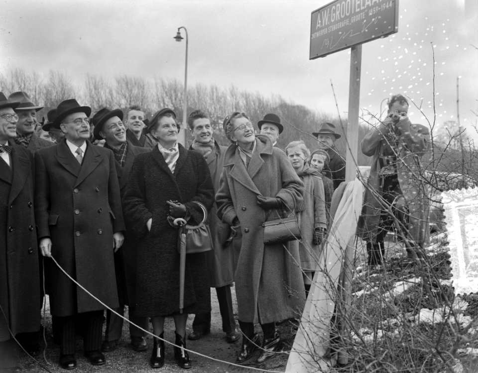 Minister President Drees onthult naambordje A. W. Grotelaan Den Haag, Bestanddeelnr 907-0186