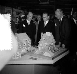 Minister President Dr. Drees opent Hobbytentoonstelling Rotterdam, Bestanddeelnr 906-4858