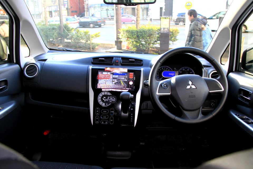 Mitsubishi eK Custom T interior