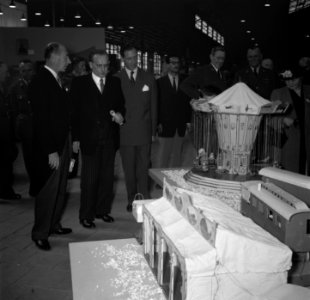 Minister President Dr. Drees opent Hobbytentoonstelling Rotterdam, Bestanddeelnr 906-4857