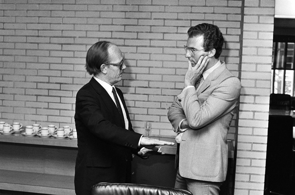 Minister Rietkerk overlegt met ambtenarenbonden minister Rietkerk (l) in gespre, Bestanddeelnr 933-3682